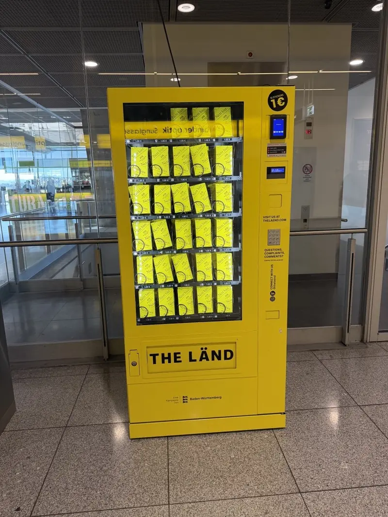Màquina expenedora d'adhesius en un aeroport alemany