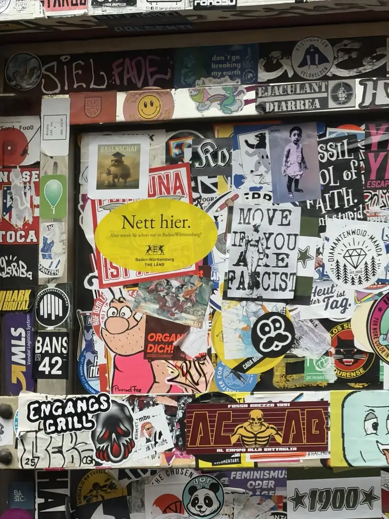 Mur ple d'enganxines